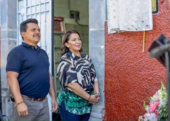 Pone en marcha Alma Mireya González el programa de bacheo en Quiroga