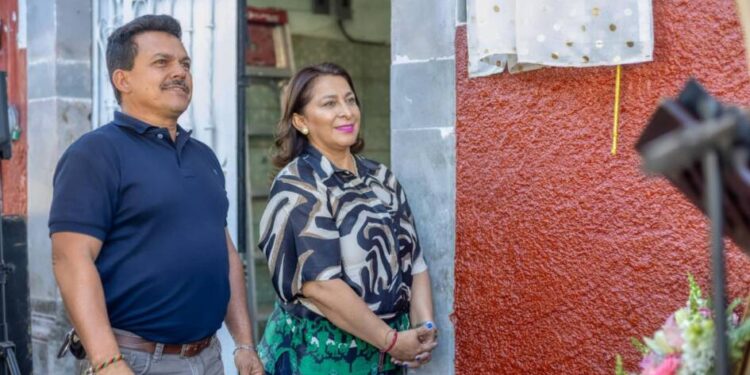 Pone en marcha Alma Mireya González el programa de bacheo en Quiroga