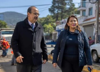 Alma Mireya González da arranque a labores de bacheo en libramiento de Quiroga