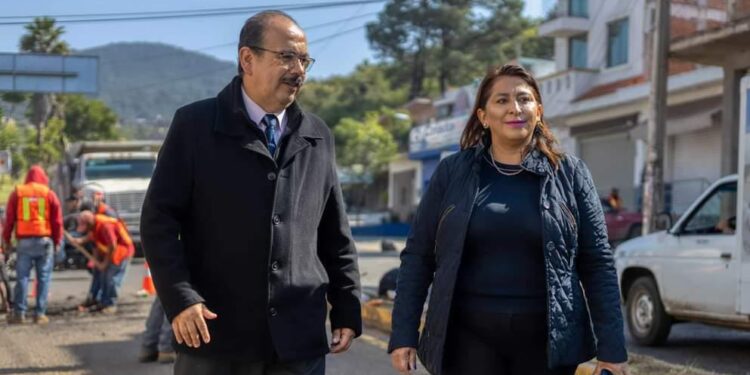 Alma Mireya González da arranque a labores de bacheo en libramiento de Quiroga