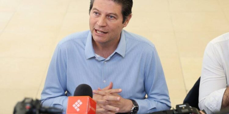 Alfonso Martínez llama al orden y regularización de anuncios publicitarios