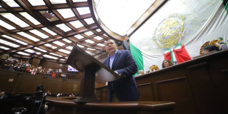 El nombre de AMLO en letras de oro en el Congreso del Estado, propone Barragán