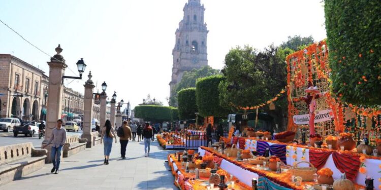 Turistas nacionales y extranjeros se muestran sorprendidos y satisfechos con Morelia y sus tradiciones
