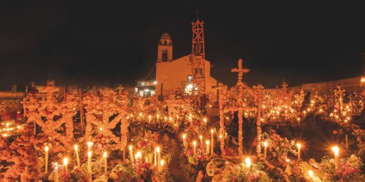 Vive la ancestral celebración de Noche de Muertos en Michoacán
