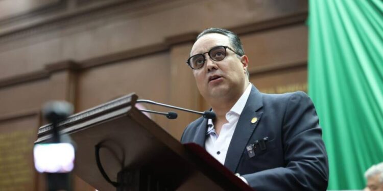 Proponen que toda escuela pública en Michoacán no paguen predial ni agua: J.P. Celis