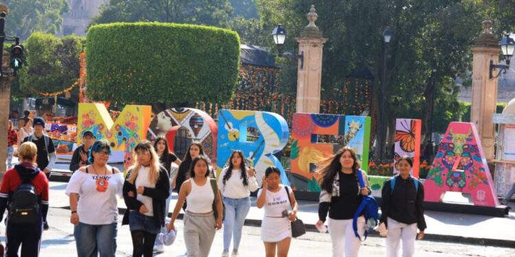 Asiáticos, europeos y americanos disfrutan de los atractivos de Morelia