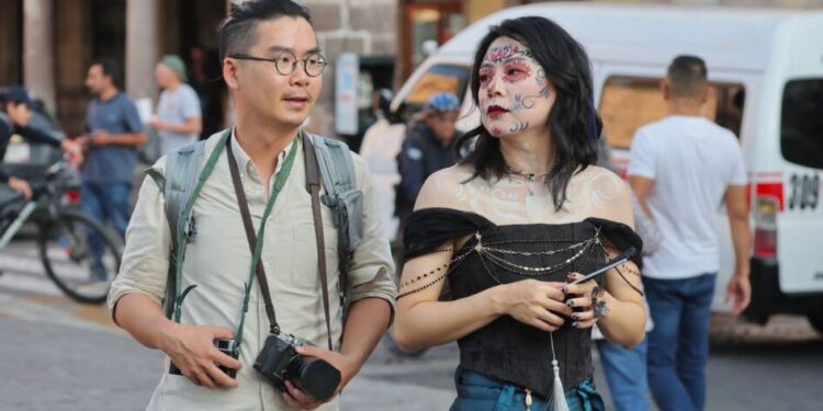 Turistas asiáticos llenan las calles de Morelia para celebrar Noche de Muertos