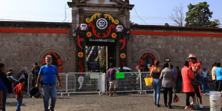 Visitantes del Panteón Municipal de Morelia, destacan limpieza y seguridad