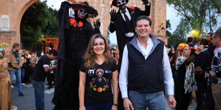 Desfile de Catrinas y Catrines rompe récord: reúne a más de 3 mil 200 participantes