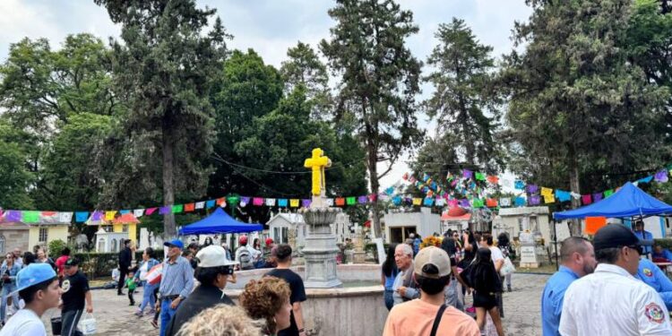 Con orden y tranquilidad, transcurre Día de Muertos en Panteón de Morelia