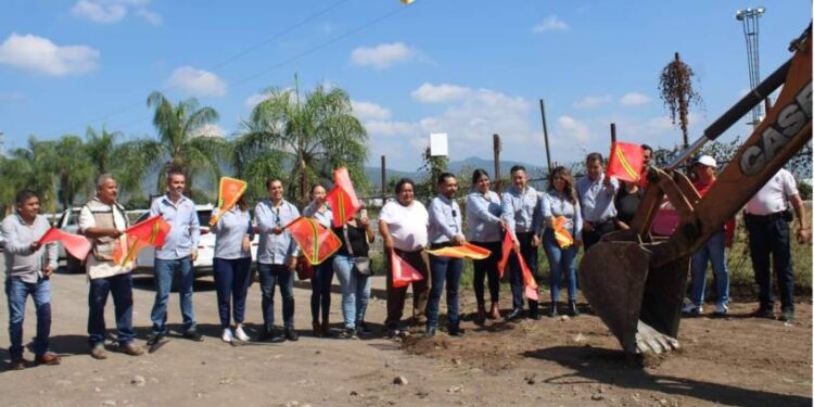 Inician trabajos de pavimentación en acceso al Recinto Ferial de Los Reyes