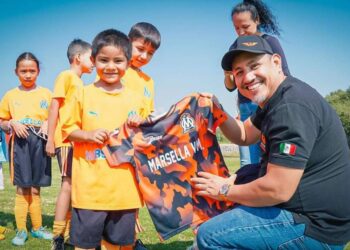 Víctor Manríquez entrega uniformes a deportistas