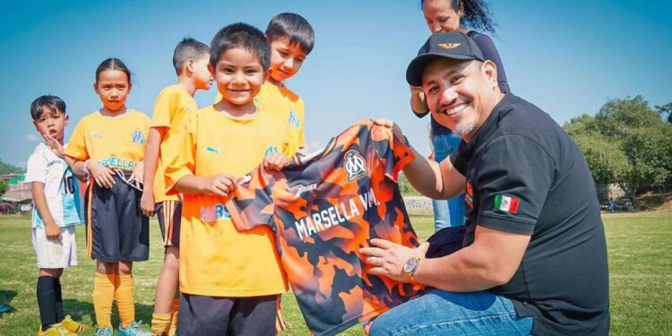 Víctor Manríquez entrega uniformes a deportistas