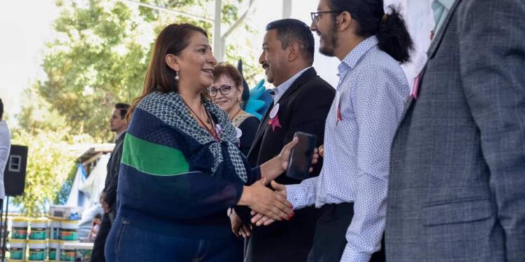 Asiste Alma Mireya González al aniversario de COBAEM Quiroga