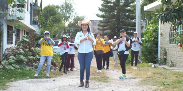 Susy Ruiz va por vialidades sin baches en Irimbo