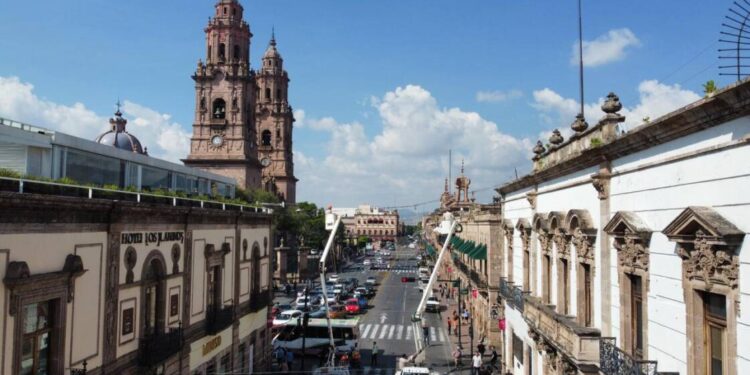 Anuncia ayuntamiento cierres viales en av. Madero por instalación de iluminación decembrina