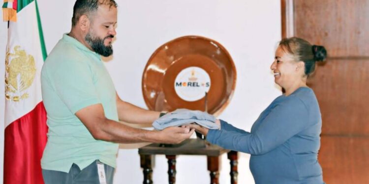 Entrega Conejo Alejos nuevos uniformes al personal de intendencia y recolección de basura de Morelos