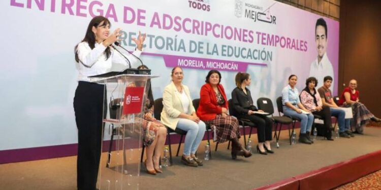 Envían 200 nuevos docentes a escuelas michoacanas que los necesitan