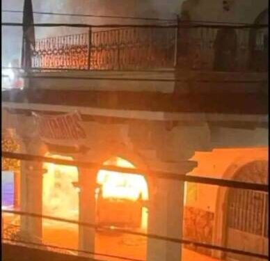 Comando en “monstruos” quema Palacio Municipal de Zinapécuaro