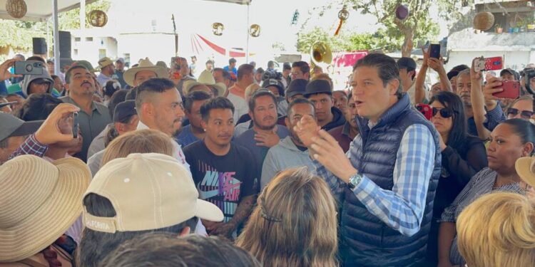 Artesanos de San Nicolás Obispo reciben con alegría a Alfonso Martínez