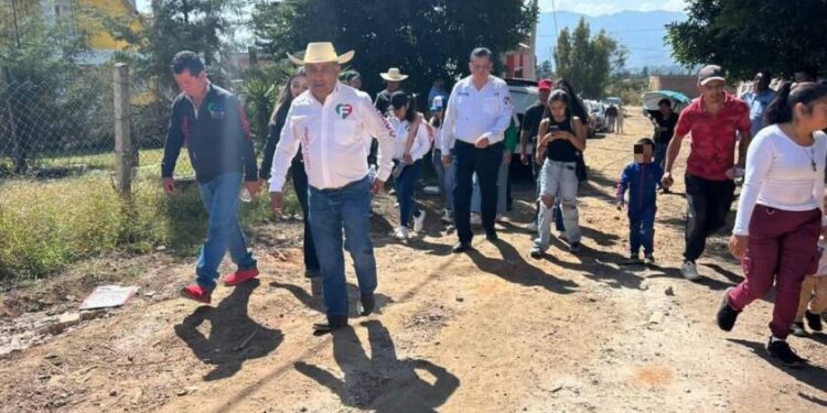 Primera semana en campaña de Fernando Palomino yo acompaña Memo Valencia a recorrer a pié los caminos de Irimbo