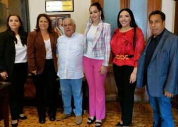 Atiende Fabiola Alanís demandas de comunidades académica y administrativa de la UMSNH