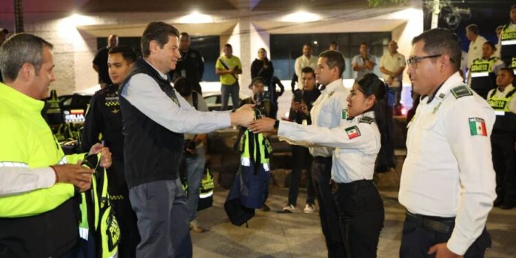 Entrega Alfonso Martínez chalecos balísticos a Policía Morelia