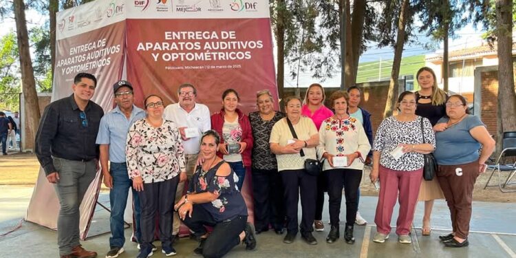 Reciben adultos mayores de Quiroga aparatos auditivos y optométricos