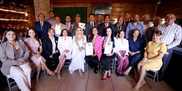 Reconocen a destacadas personalidades, por su destacada labor
