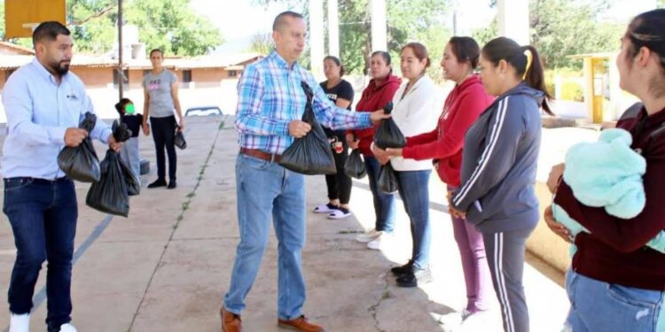 Entrega Julio César Conejo Alejos equipo deportivo y atiende solicitudes en la Primaria “Lázaro Cárdenas”