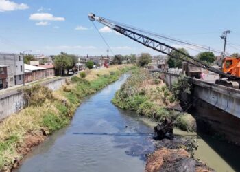 Inicia Ooapas dragado y desazolve en el dren de Los Itzícuaros