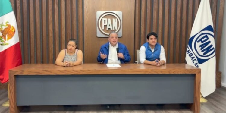 Arriba de 30 mil pesos cada estufa de leña, la inversión del gobierno minimalista en Michoacán: Carlos Quintana