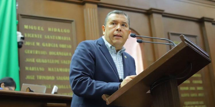 Barragán presenta iniciativa para garantizar seguros de vida dignos a policías de Michoacán