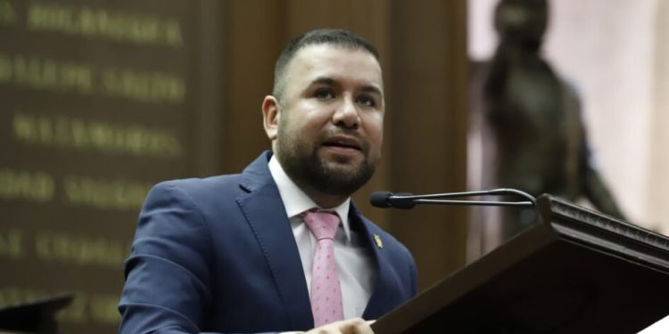 Reyes Galindo presenta reforma para proteger la salud mental del magisterio michoacano