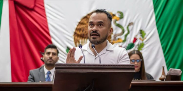 Hugo Rangel presenta la Ley Óliver, inspirada en la historia de un joven michoacano víctima de la violencia