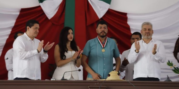 Otorga 76 Legislatura Presea “Constitución de 1814” a Felipe Orlando Aragón Andrade