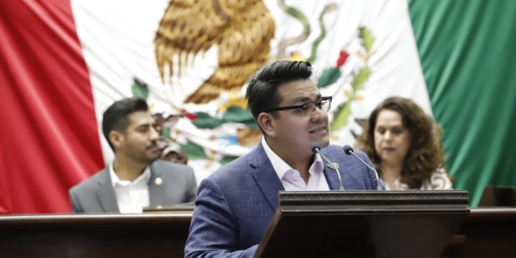 Toño Carreño presenta iniciativa a favor del campo michoacano