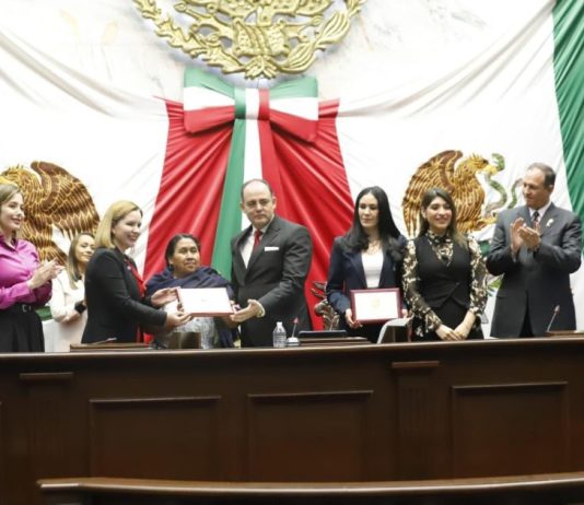 Congreso del Estado entrega condecoración Mujer Michoacana a Juana Bravo y Adriana Contreras